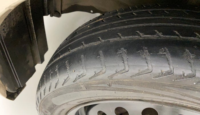 2013 Maruti Wagon R 1.0 VXI, Petrol, Manual, 56,095 km, Left front tyre - Minor crack