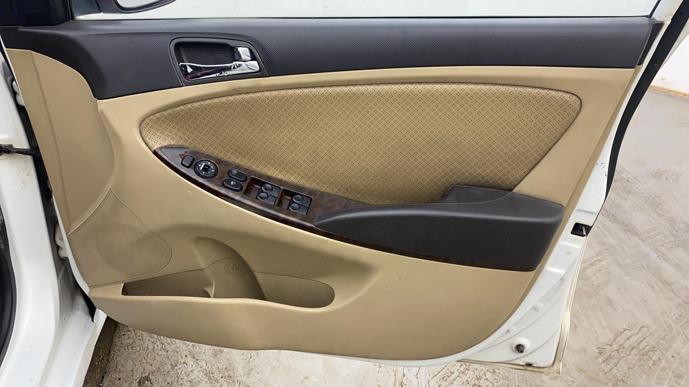 2012 Hyundai Verna FLUIDIC 1.6 CRDI SX, Diesel, Manual, 1,11,560 km, Driver Side Door Panels Control