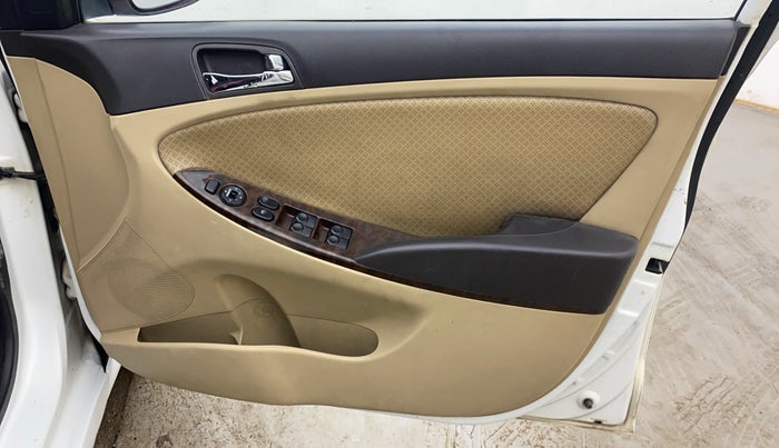 2012 Hyundai Verna FLUIDIC 1.6 CRDI SX, Diesel, Manual, 1,11,454 km, Driver Side Door Panels Control