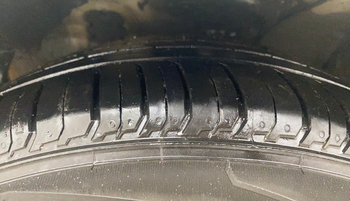 2012 Hyundai Verna FLUIDIC 1.6 CRDI SX, Diesel, Manual, 1,11,454 km, Left Front Tyre Tread