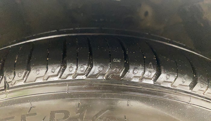 2012 Hyundai Verna FLUIDIC 1.6 CRDI SX, Diesel, Manual, 1,11,454 km, Right Front Tyre Tread