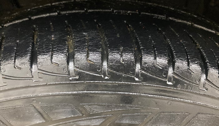 2016 Maruti Vitara Brezza VDI (O), Diesel, Manual, 97,365 km, Left Front Tyre Tread