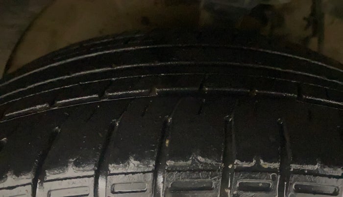 2023 Mahindra XUV300 W8 (O) 1.5 DIESEL, Diesel, Manual, 68,434 km, Right Front Tyre Tread