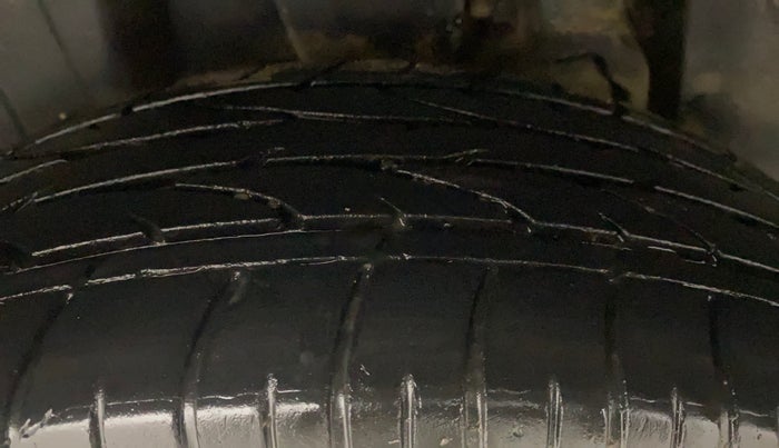 2023 Mahindra XUV300 W8 (O) 1.5 DIESEL, Diesel, Manual, 68,434 km, Right Rear Tyre Tread