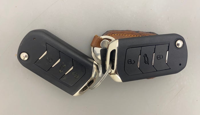 2023 Mahindra XUV300 W8 (O) 1.5 DIESEL, Diesel, Manual, 68,434 km, Key Close Up