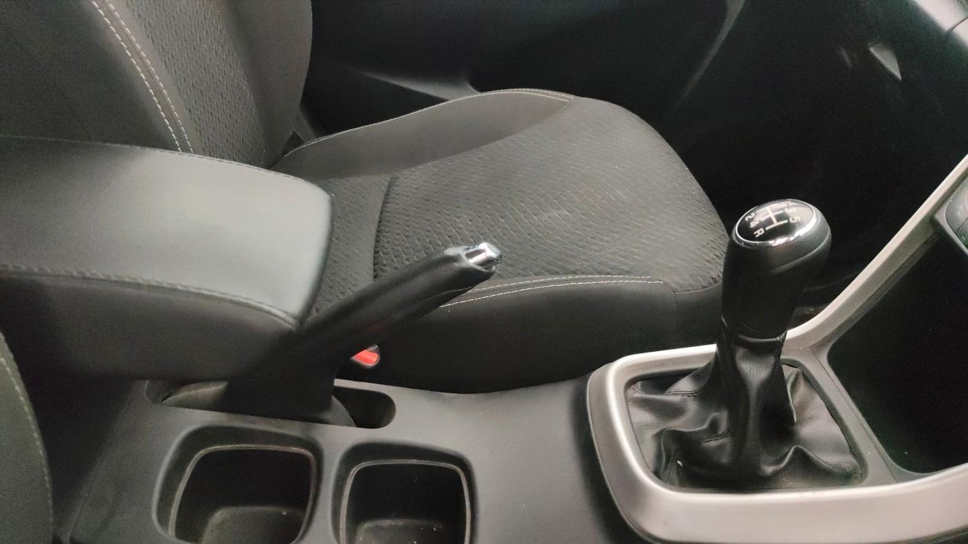 2015 Maruti S Cross ZETA 1.6, Diesel, Manual, 1,09,499 km, Gear Lever