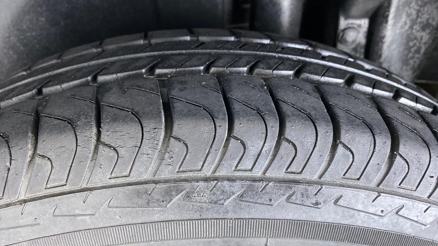2014 Maruti Swift VXI, Petrol, Manual, 11,716 km, Left Rear Tyre Tread