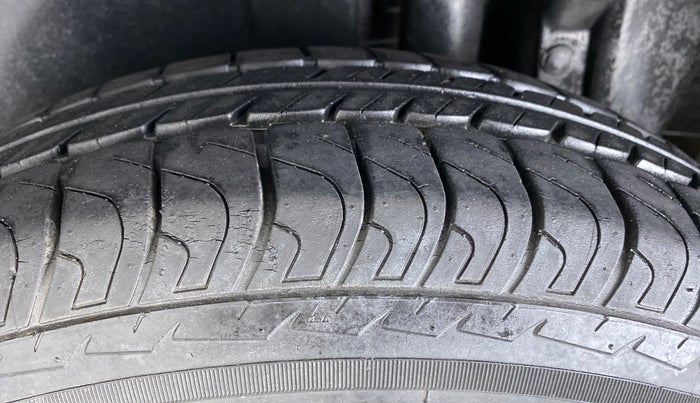 2014 Maruti Swift VXI, Petrol, Manual, 11,716 km, Left Rear Tyre Tread