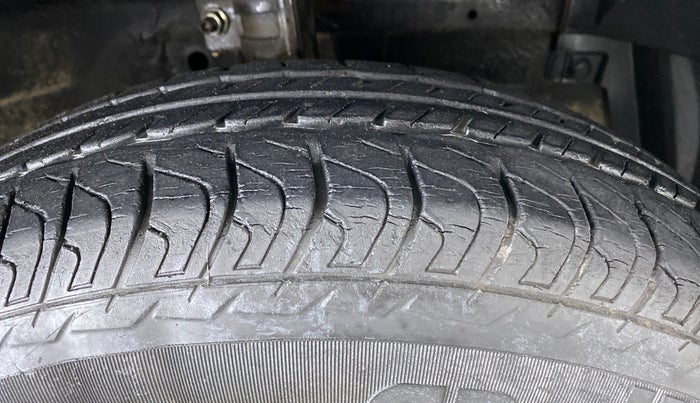 2014 Maruti Swift VXI, Petrol, Manual, 11,716 km, Right Front Tyre Tread