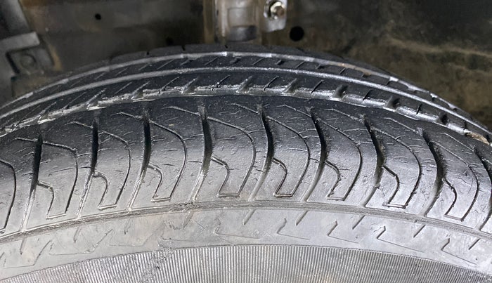 2014 Maruti Swift VXI, Petrol, Manual, 11,716 km, Left Front Tyre Tread
