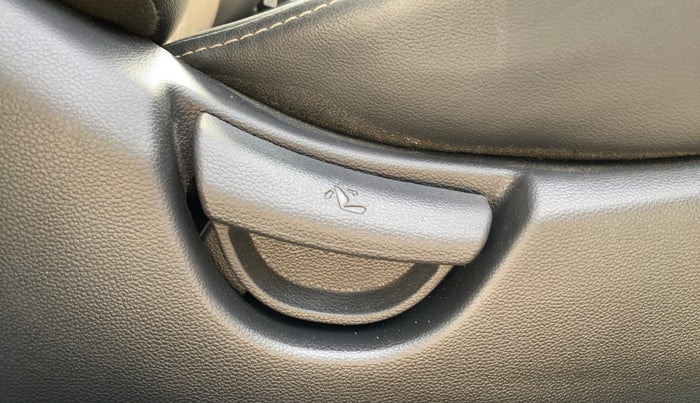 2019 Hyundai Grand i10 SPORTZ AT 1.2 KAPPA VTVT, Petrol, Automatic, 32,552 km, Driver Side Adjustment Panel