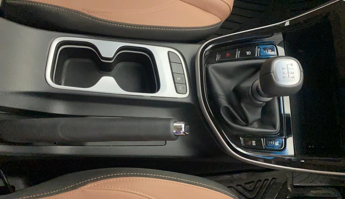 2024 MG HECTOR PLUS SHARP PRO 1.5 TURBO MT 7 STR, Petrol, Manual, 11,010 km, Gear Lever