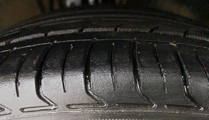 2016 Volkswagen Ameo COMFORTLINE 1.2L, Petrol, Manual, 76,919 km, Right Front Tyre Tread