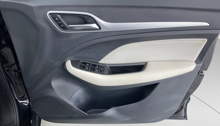2022 MG ASTOR SHARP (O) 1.5 CVT IVORY, Petrol, Automatic, 2,091 km, Driver Side Door Panels Control