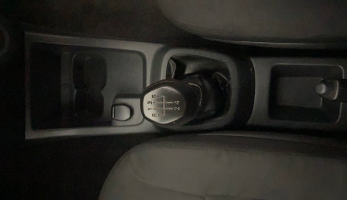 2016 Renault Kwid RXT 0.8 (O), Petrol, Manual, 37,497 km, Gear Lever