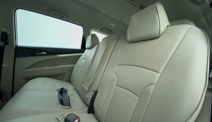 2020 Mahindra MARAZZO M6 8 STR, Diesel, Manual, 26,423 km, Right Side Rear Door Cabin