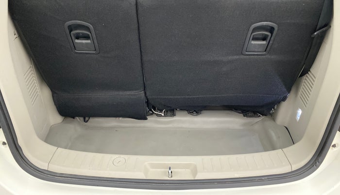 2020 Mahindra MARAZZO M6 8 STR, Diesel, Manual, 26,423 km, Boot Inside