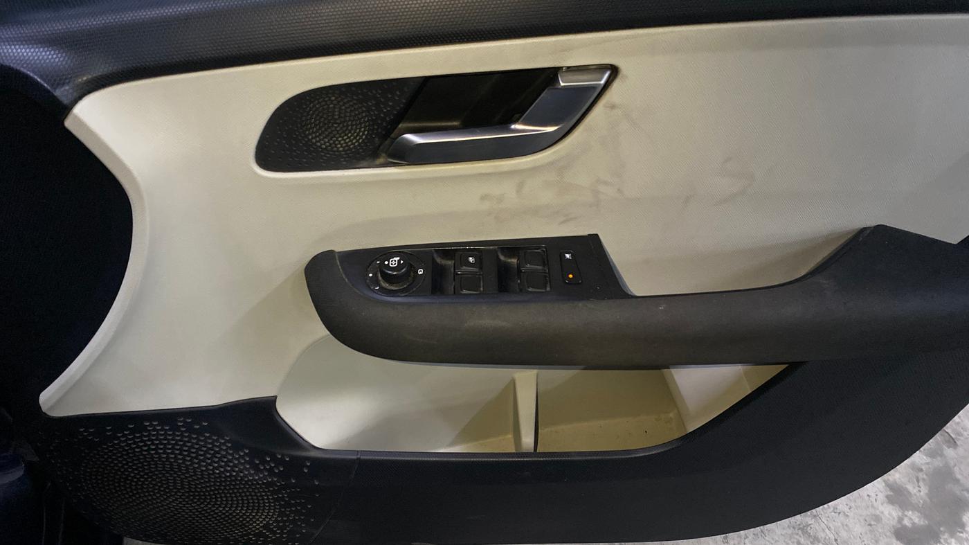 2022 Tata ALTROZ XZA, Petrol, Automatic, 49,557 km, Driver Side Door Panels Control