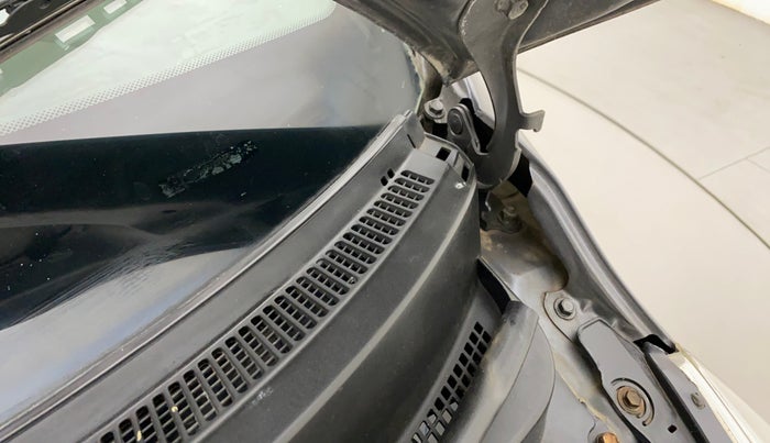 2011 Hyundai i10 MAGNA 1.2, Petrol, Manual, 65,632 km, Bonnet (hood) - Cowl vent panel has minor damage