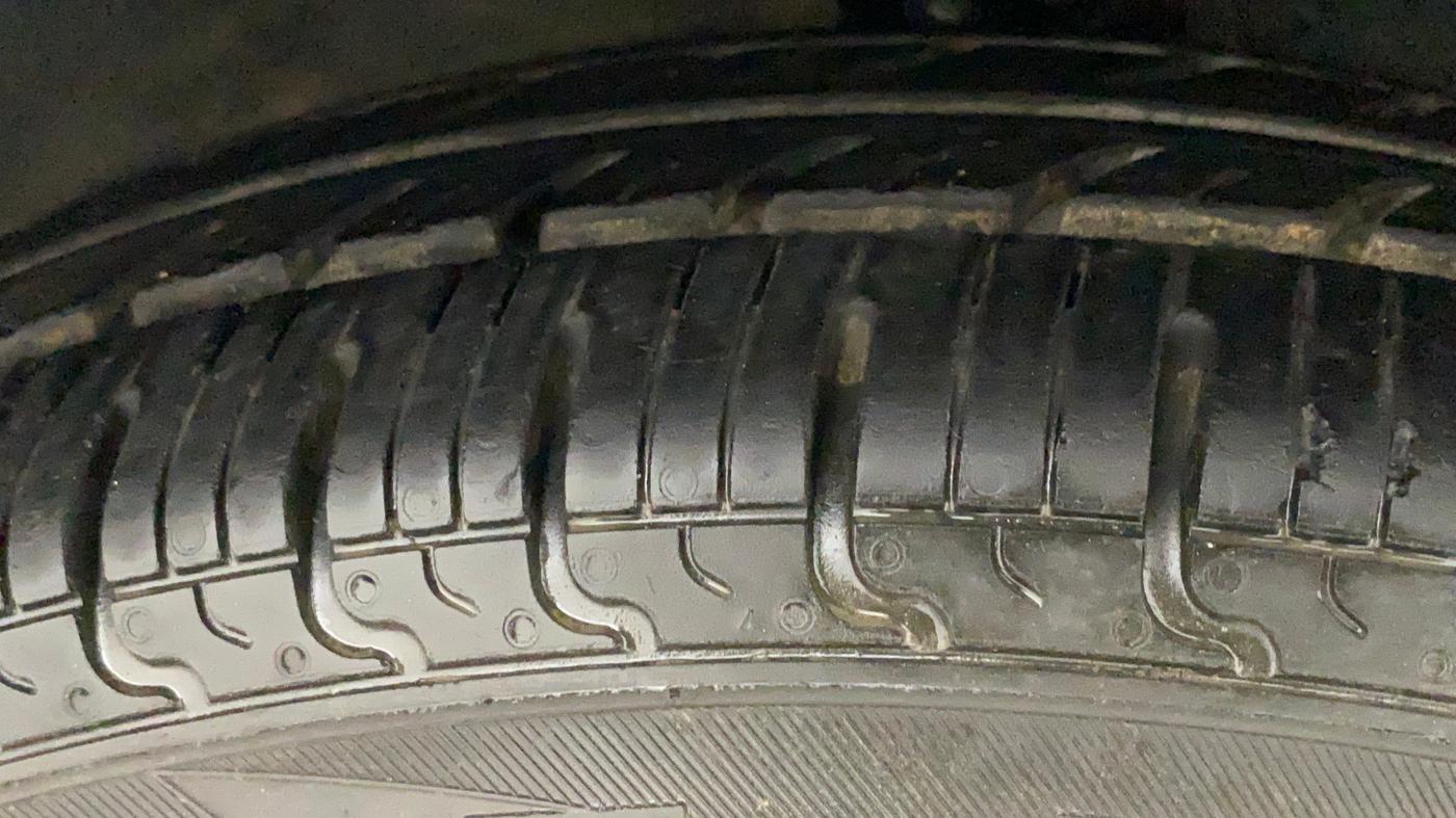 2011 Hyundai i10 MAGNA 1.2, Petrol, Manual, 65,632 km, Right Front Tyre Tread