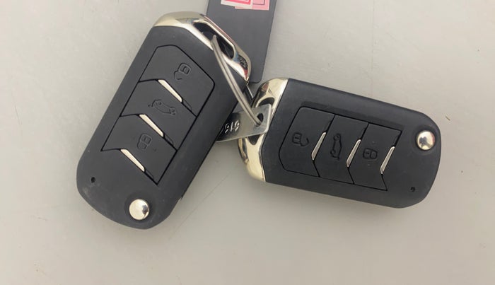 2023 Mahindra XUV300 W8 (O) 1.2 PETROL AMT, Petrol, Automatic, 18,366 km, Key Close Up