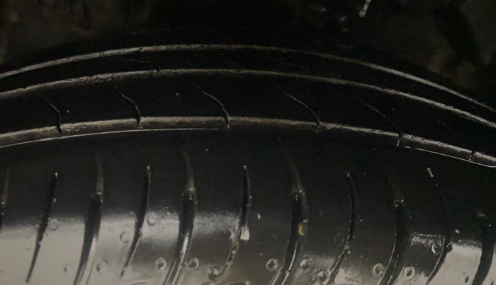 2023 Mahindra XUV300 W8 (O) 1.2 PETROL AMT, Petrol, Automatic, 18,366 km, Left Front Tyre Tread