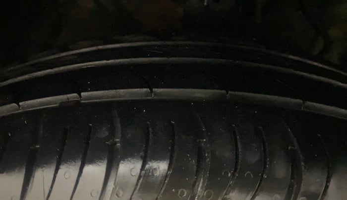 2023 Mahindra XUV300 W8 (O) 1.2 PETROL AMT, Petrol, Automatic, 18,366 km, Right Front Tyre Tread