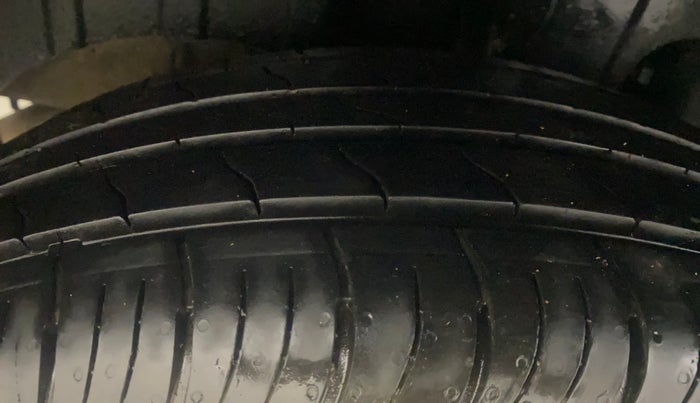 2023 Mahindra XUV300 W8 (O) 1.2 PETROL AMT, Petrol, Automatic, 18,366 km, Right Rear Tyre Tread