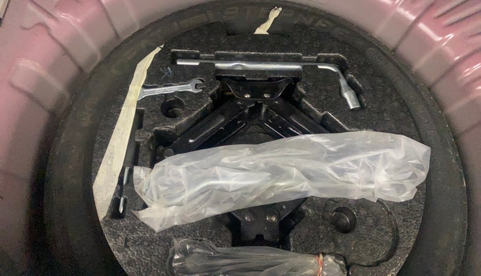 2023 Mahindra XUV300 W8 (O) 1.2 PETROL AMT, Petrol, Automatic, 18,366 km, Spare Tyre