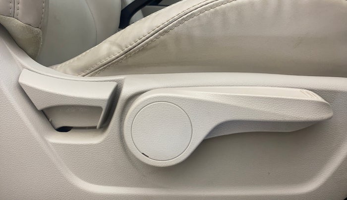 2023 Mahindra XUV300 W8 (O) 1.2 PETROL AMT, Petrol, Automatic, 18,366 km, Driver Side Adjustment Panel