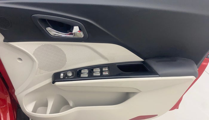 2023 Mahindra XUV300 W8 (O) 1.2 PETROL AMT, Petrol, Automatic, 18,366 km, Driver Side Door Panels Control