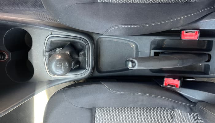 2014 Volkswagen Polo COMFORTLINE 1.2L, Diesel, Manual, 1,04,375 km, Gear Lever