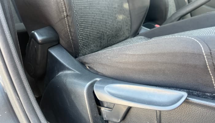 2014 Volkswagen Polo COMFORTLINE 1.2L, Diesel, Manual, 1,04,375 km, Driver Side Adjustment Panel