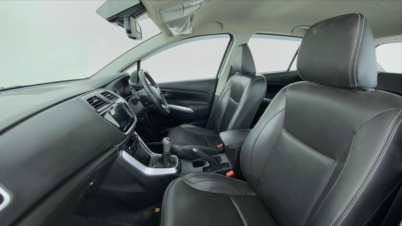 2017 Maruti S Cross ALPHA SHVS, Diesel, Manual, 38,780 km, Right Side Front Door Cabin
