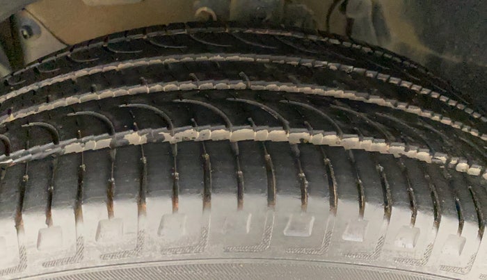 2014 Nissan Terrano XV D THP 110 PS, Diesel, Manual, 1,19,078 km, Left Front Tyre Tread