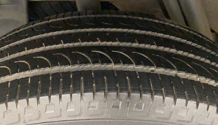 2014 Nissan Terrano XV D THP 110 PS, Diesel, Manual, 1,19,078 km, Right Rear Tyre Tread