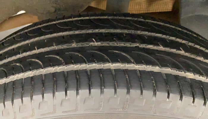 2014 Nissan Terrano XV D THP 110 PS, Diesel, Manual, 1,19,078 km, Left Rear Tyre Tread