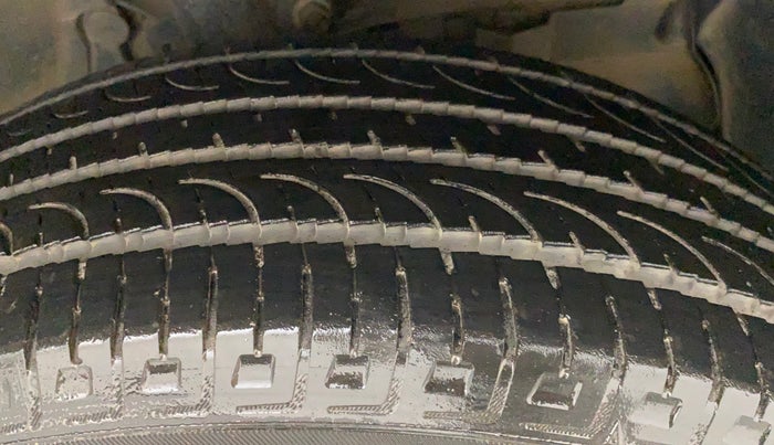 2014 Nissan Terrano XV D THP 110 PS, Diesel, Manual, 1,19,078 km, Right Front Tyre Tread