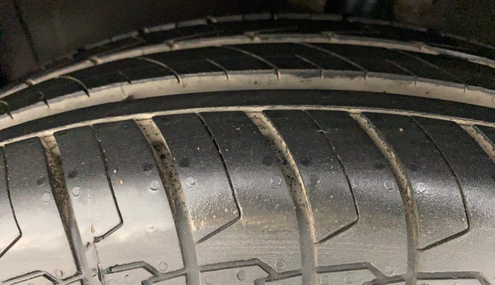 2011 Maruti Swift VXI, Petrol, Manual, 86,282 km, Left Front Tyre Tread
