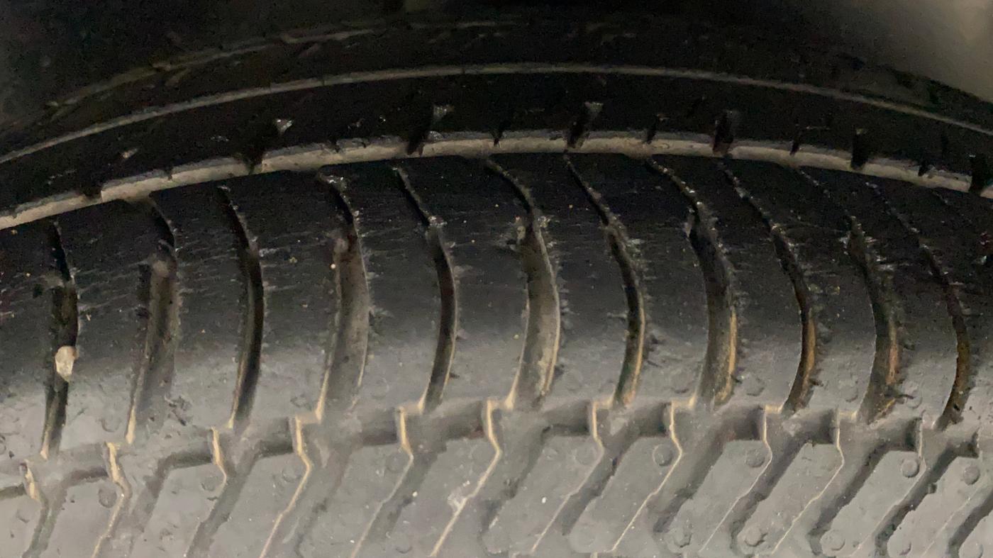 2011 Maruti Swift VXI, Petrol, Manual, 86,282 km, Right Rear Tyre Tread