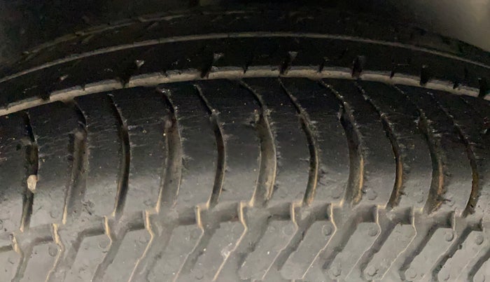 2011 Maruti Swift VXI, Petrol, Manual, 86,282 km, Right Rear Tyre Tread