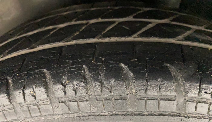 2011 Maruti Swift VXI, Petrol, Manual, 86,282 km, Left Rear Tyre Tread