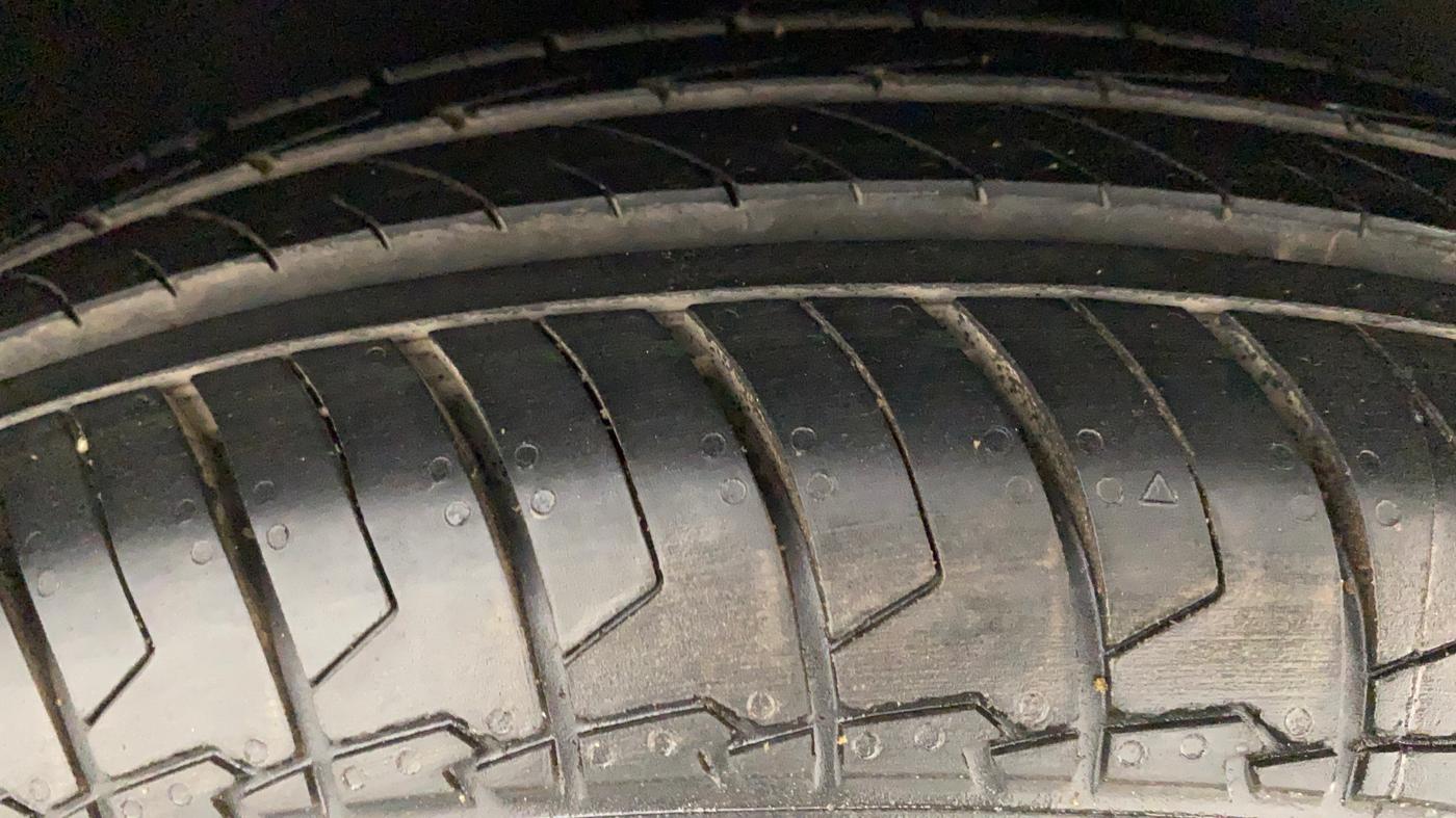 2011 Maruti Swift VXI, Petrol, Manual, 86,282 km, Right Front Tyre Tread