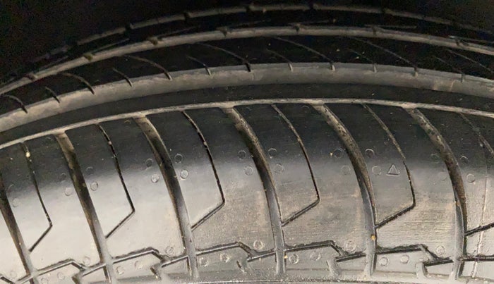 2011 Maruti Swift VXI, Petrol, Manual, 86,282 km, Right Front Tyre Tread