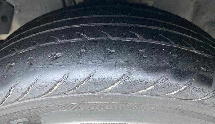 2010 Hyundai i20 ASTA 1.2, Petrol, Manual, 39,910 km, Left Front Tyre Tread