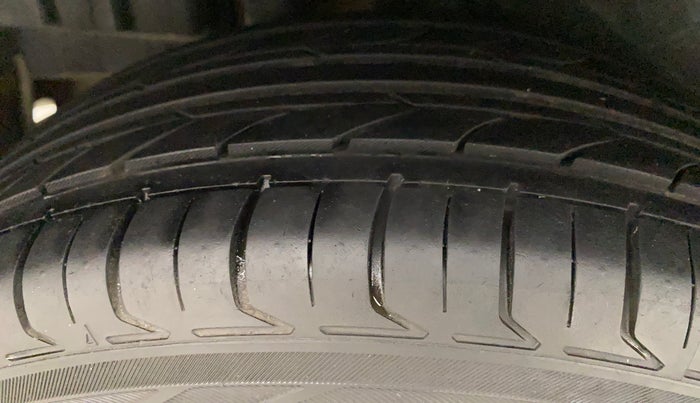 2014 Maruti Swift ZDI, Diesel, Manual, 1,13,644 km, Right Rear Tyre Tread