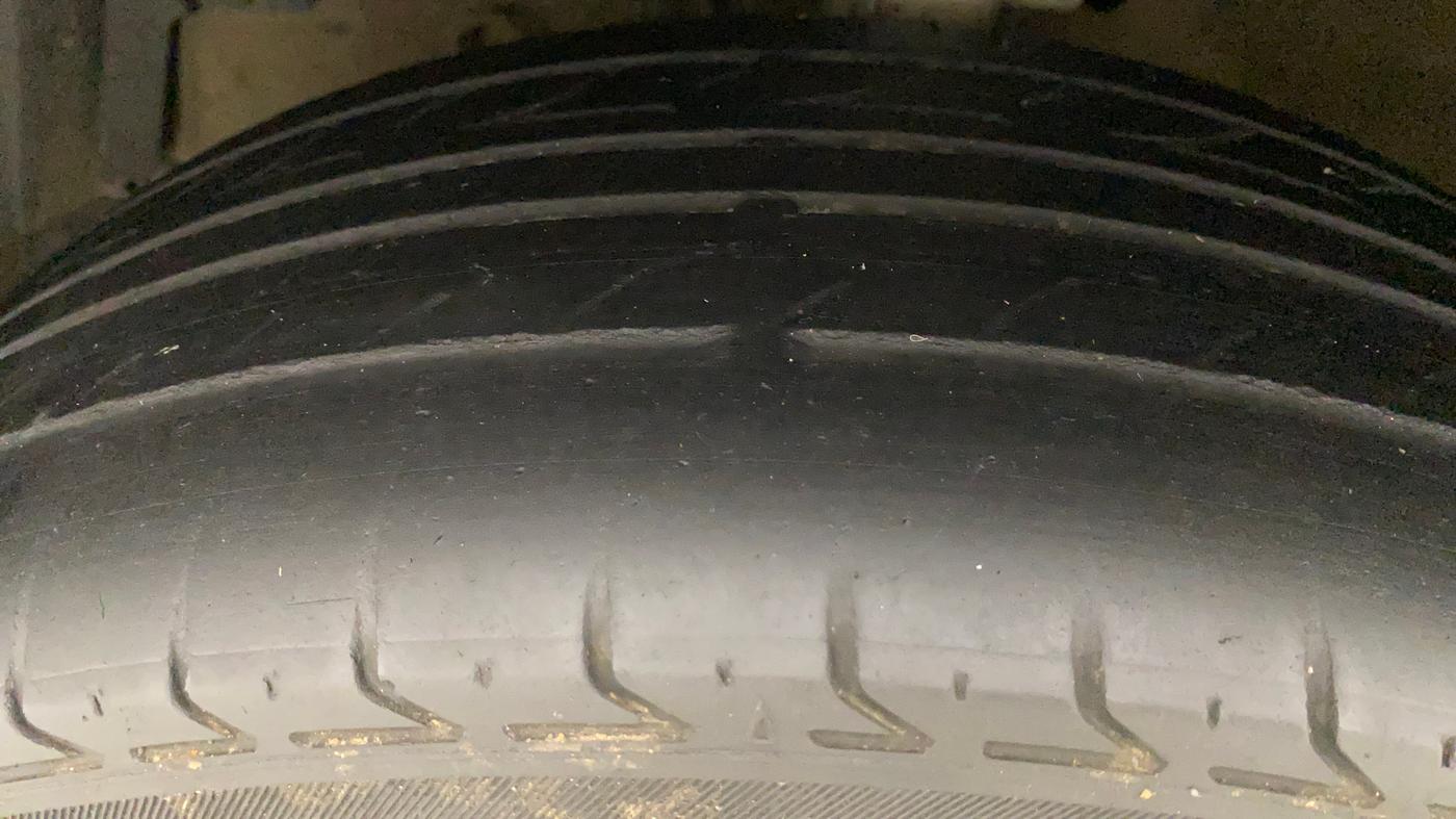 2014 Maruti Swift ZDI, Diesel, Manual, 1,13,644 km, Left Front Tyre Tread