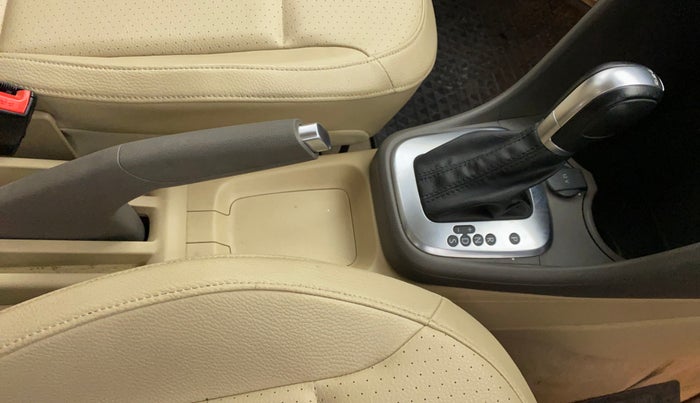 2016 Volkswagen Vento HIGHLINE PETROL AT, Petrol, Automatic, 32,940 km, Gear Lever