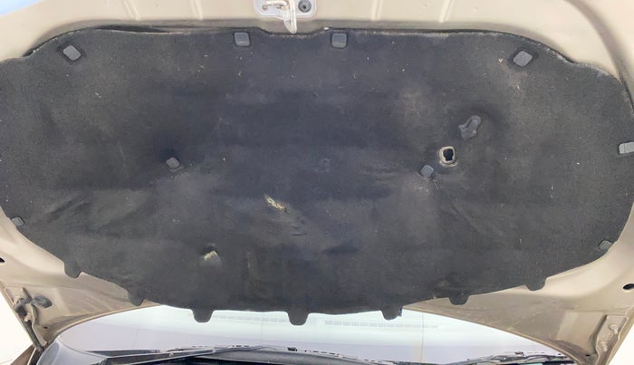 2016 Volkswagen Vento HIGHLINE PETROL AT, Petrol, Automatic, 32,940 km, Bonnet (hood) - Insulation cover has minor damage