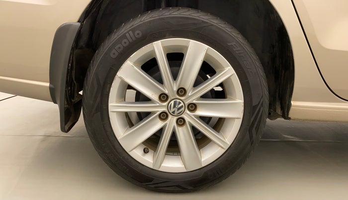 2016 Volkswagen Vento HIGHLINE PETROL AT, Petrol, Automatic, 32,940 km, Right Rear Wheel